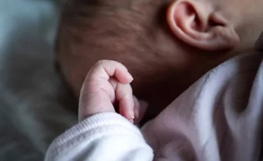 Гибель новорождённого: кыргызстанка родила в отеле и оставила ребенка на терассе