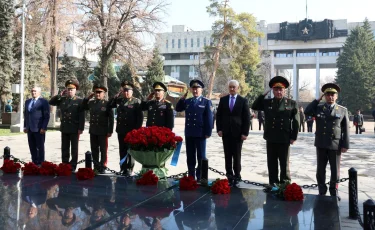 Министры обороны стран СНГ возложили венки к Вечному огню в Алматы