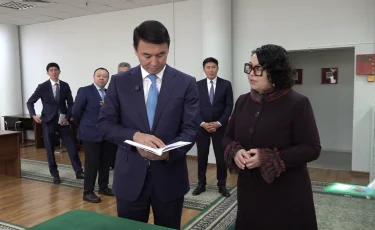 Қала әкімі сирек кездесетін кітап қорымен танысты