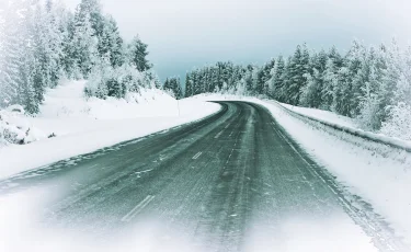 Почему зимние дороги опаснее и какие ошибки делают водители