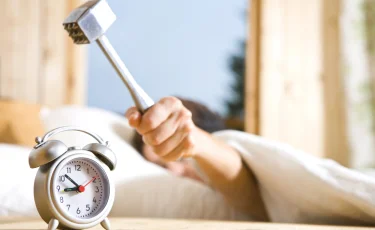 Почему по утрам так сложно просыпаться и как сделать это легче