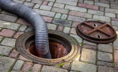 Бросайте 1 таблетку в месяц - выгребная яма очищается даже зимой