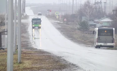 Дети вынуждены идти по трассе: в Костанае дачники просят вернуть остановку