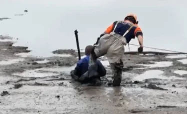 Вязкая ловушка: ребенок увяз по колено в береговой грязи