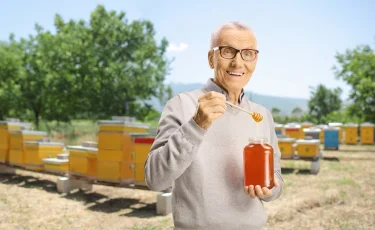 Пенсионерам на заметку: ученые назвали новое полезное свойство меда для пожилых