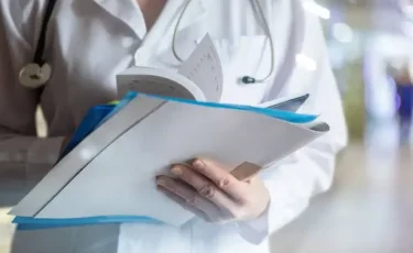 Крупные выплаты врачам: кому государство готово платить миллионы