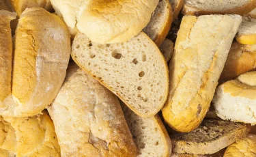 Полезный лайфхак: что можно сделать с черствым хлебом, кроме сухарей