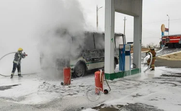 Пожар на АЗС: автобус вспыхнул прямо у бензоколонок