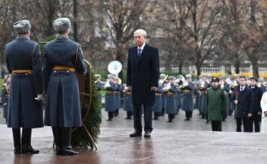 Касым-Жомарт Токаев возложил цветы к памятнику-мемориалу «Могила неизвестного солдата»
