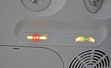 Думала, не заметят: иностранку оштрафовали за курение в самолете