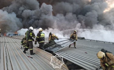 Алматыда ТЖМ құтқарушылары қоймадан шыққан ірі өртті сөндіруге жұмылдырылды