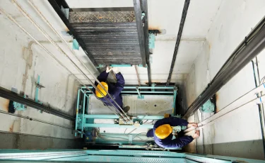 Трагедия в Астане: в многоэтажке лифт сорвался на рабочих – есть погибший