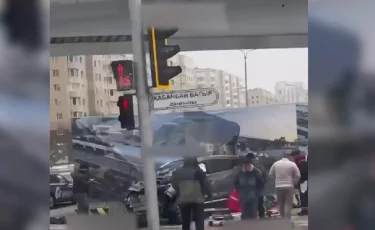 Астанада жеңіл көлік жүргізушісі көше шамына соғылып, көз жұмды