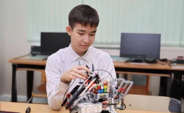 Астанада мектеп оқушысы бір минутта кубик рубик жинайтын ақылды робот жасап шығарды