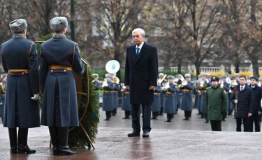Мемлекет басшысы «Белгісіз жауынгер бейіті» ескерткіш мемориалына гүл шоғын қойды