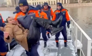 Попытка суицида: в Астане парень остался жив после падения с моста (видео)