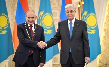 Глава государства наградил Премьер-министра Армении орденом «Алтын Қыран»