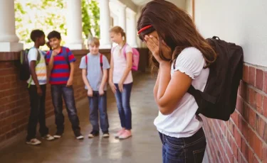 «Просили молчать»: школьница ударилась головой об унитаз после толчка сверстницы