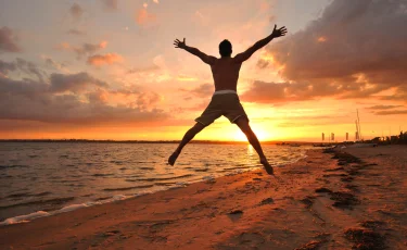 После 50 нужно перестать делать лишь одно — и жизнь наполнится счастьем: Омар Хайям дал совет лучше психологов