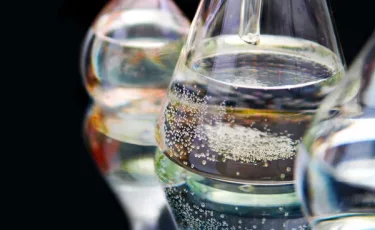 Супруг в Индии после ссоры облил жену кислотой и столкнул с крыши