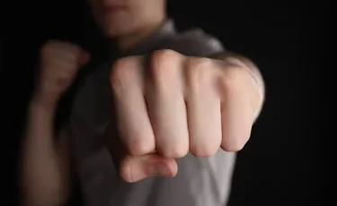 Ночной инцидент в кафе: охранник-боксер избил посетителя и пожаловался на действия полиции