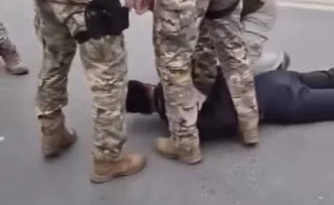 Не поделили дорогу: в Атырау водитель порезал руку оппоненту