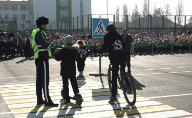 Бала қауіпсіздігі – басты назарда: оқушылар жолда жүру ережелеріне арналған профилактикалық іс-шараға қатысты