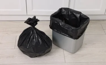 Почему вечером нельзя выносить мусор: удивительный смысл старинного запрета