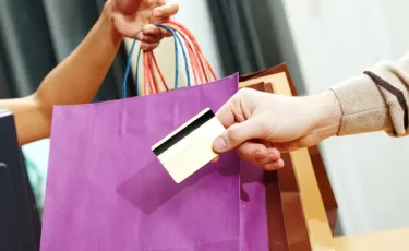 Долги ради лайков: треть молодежи берет кредиты, чтобы показать покупку в соцсетях