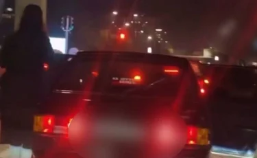 «Зажгли» под красный свет: пассажиры устроили танцы прямо на перекрестке (видео)