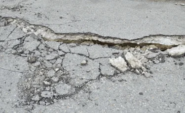 Жители в шоке: местные власти пообещали отремонтировать дорогу через 103 года