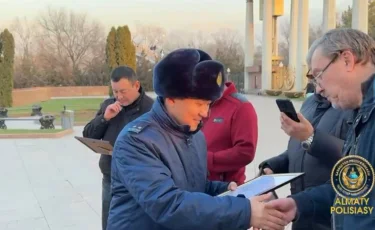 ПДД не нарушил - получил награду: как в Алматы поощрили добросовестных водителей (видео)