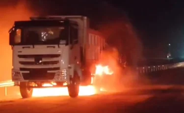 Огонь с колес: на трассе Алматы–Усть-Каменогорск загорелся грузовик (видео)