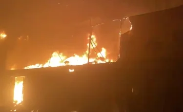 На одном из оптовых рынков Астаны произошел пожар
