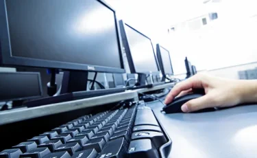 Один компьютер на весь город: жанаозенцы ночуют у ЦОНа ради экзамена