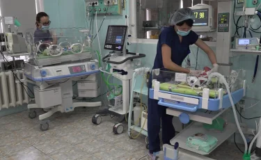 Недоношенные новорожденные: какую помощь им оказывают казахстанские врачи