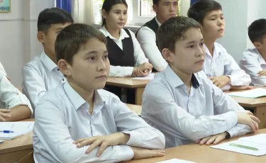 «Двойник по парте»: в Арысе в одной школе учатся 16 пар близнецов и двойняшек