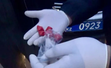 Свертки на дверях и трубах: в Павлодаре закладчики распространяют наркотики новым способом