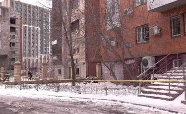 Медики борются за жизнь фельдшера, на которую обрушился фасад здания в Астане