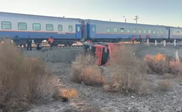 Жолаушылар пойызы жүк көлігімен соқтығысып, бір адам ажал құшты
