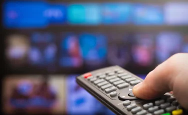 Почему важно чистить пульт от телевизора