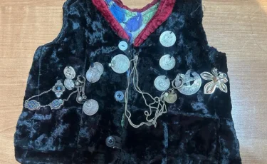 Бір ғасыр бұрын тігілген: Павлодар музейінде көне кеудеше сақтаулы тұр