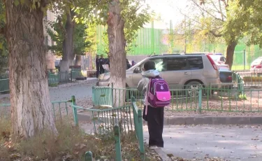 Бейтаныс адам күшпен ұстаған: Павлодарда жас баланы құтқарған курьер марапатталды