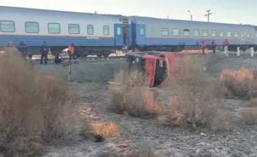 Нарушил правила: в Кызылординской области пассажирский поезд столкнулся с грузовиком