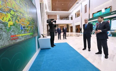 Глава государства осмотрел выставку цифровых решений в сфере сельского хозяйства