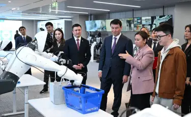 Робототехника және ЖИ саласындағы ынтымақтастық: Алматы әкімі AgiBot негізін қалаушымен кездесті