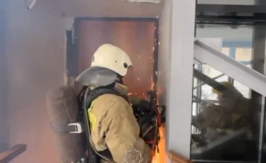 Алматыда өрт сөндірушілер әкімшілік ғимарат шатырындағы өртті сөндірді