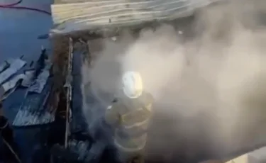 Пожар в Алматы: огонь охватил несколько построек в частном секторе (видео)