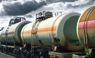 Опасный инцидент: пьяный мужчина оказался на путях под вагоном