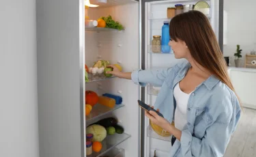 Как убрать неприятный запах из холодильника